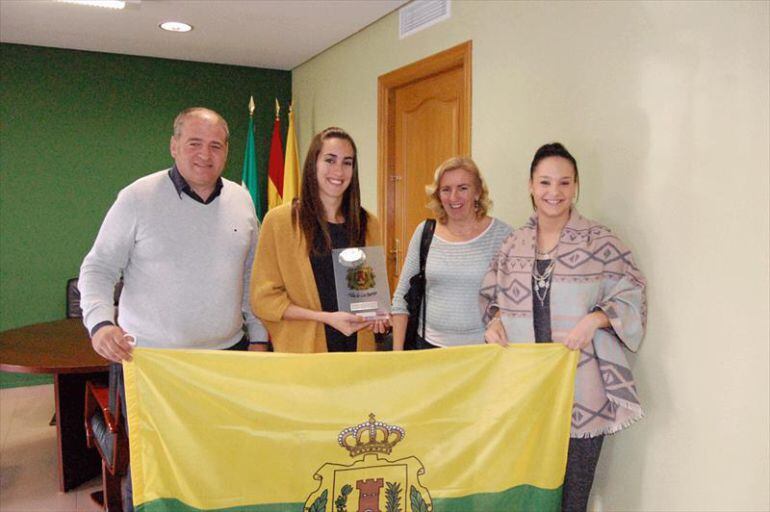 Irene Rojas posa con los representantes municipales.