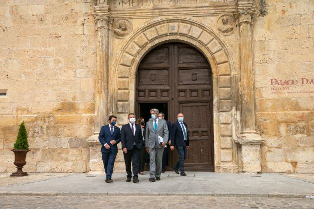 Alcalde, presidente regional y rector en la puerta del Palacio Ducal