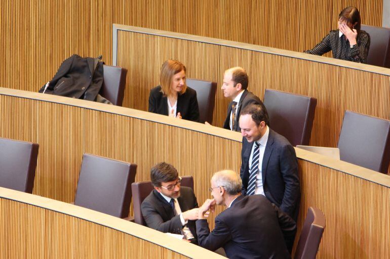 Els ministres de Finances, Jordi Cinca, i Afers Socials, Justícia i Interior, Xavier Espot, conversen amb el cap de Govern, Toni Martí, durant una pausa en la sessió de Consell General.
