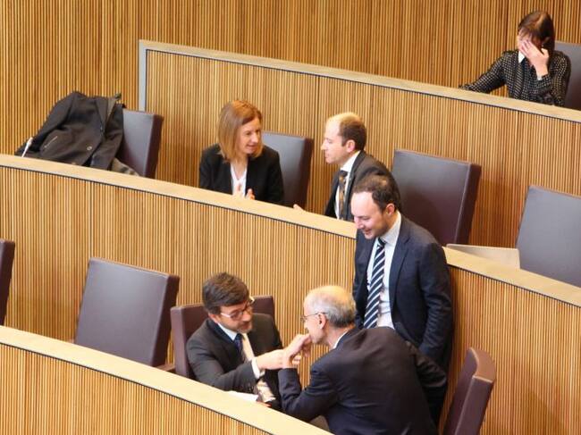 Els ministres de Finances, Jordi Cinca, i Afers Socials, Justícia i Interior, Xavier Espot, conversen amb el cap de Govern, Toni Martí, durant una pausa en la sessió de Consell General.