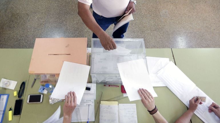 Un hombre deposita su voto en la urna de los diputados esta mañana en un colegio electoral. Un total de 3,6 millones de personas tienen derecho al voto en la Comunitat Valenciana en las elecciones generales del 26J para elegir a 33 diputados (uno más que 