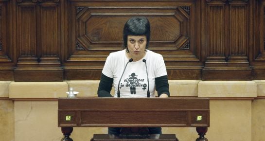 GRA049. BARCELONA, 09/11/2015.- La diputada de la CUP Anna Gabriel durante su intervención ante el pleno del Parlament que debate y vota hoy la resolución conjunta de Junts pel Sí y la CUP que pretende ser el inicio del proceso hacia la independencia de Cataluña, una resolución que, según ha anunciado el Gobierno, será recurrida ante el Tribunal Constitucional. EFE/Andreu Dalmau