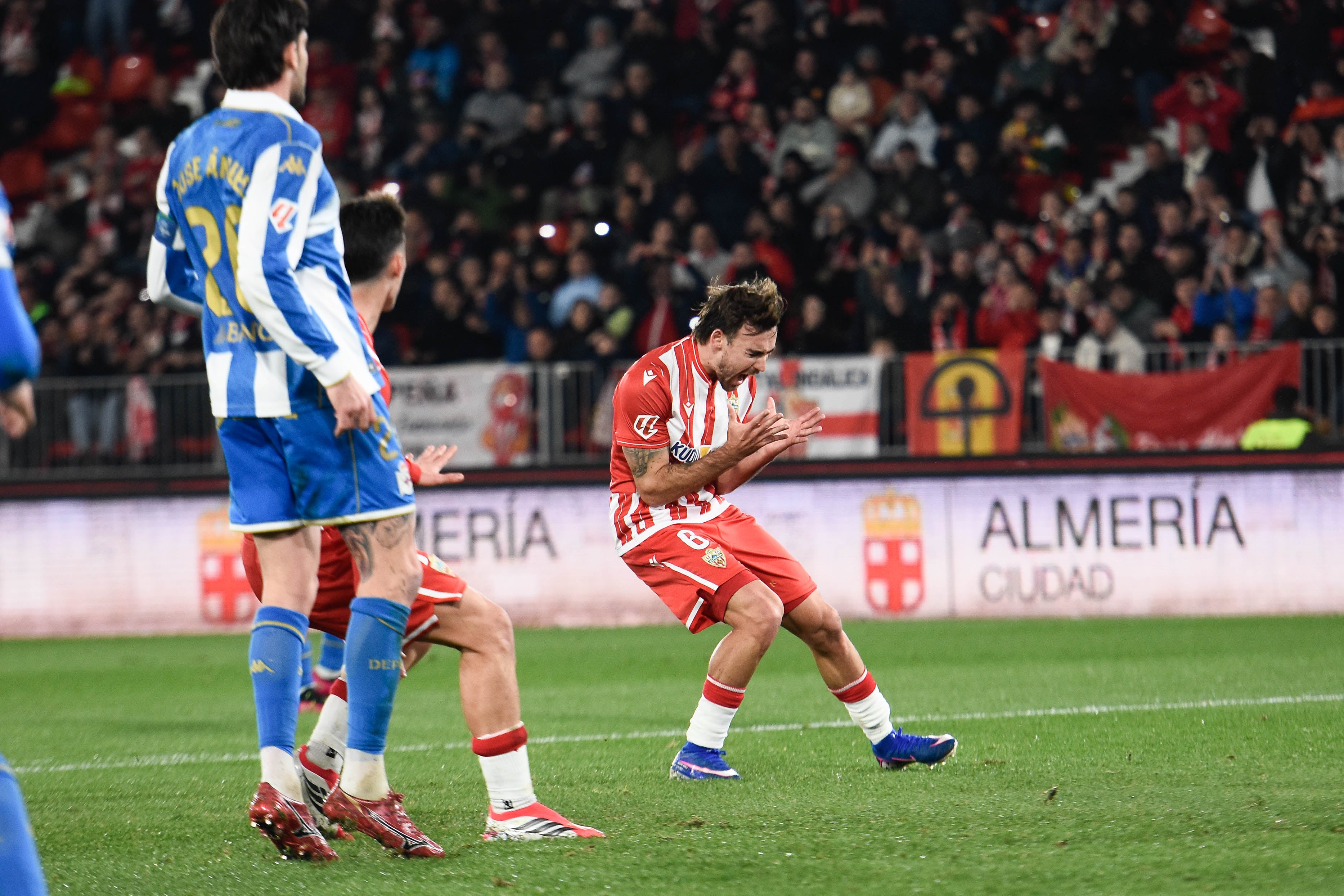 André Horta se desespera en una jugada del Almería-Deportivo.