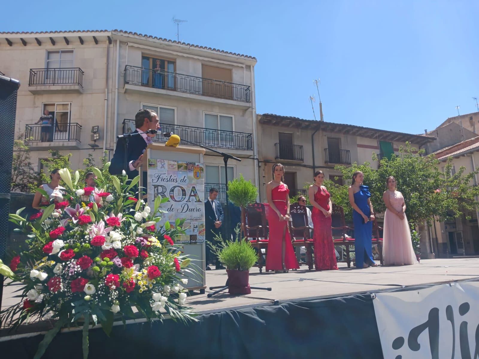 El alcalde de Roa David Colinas en el acto de proclamación de Reinas de Fiestas 2023 a Carmen Lázaro, Alexia Hernando, Jimena Gallego y Lucía Marqués.