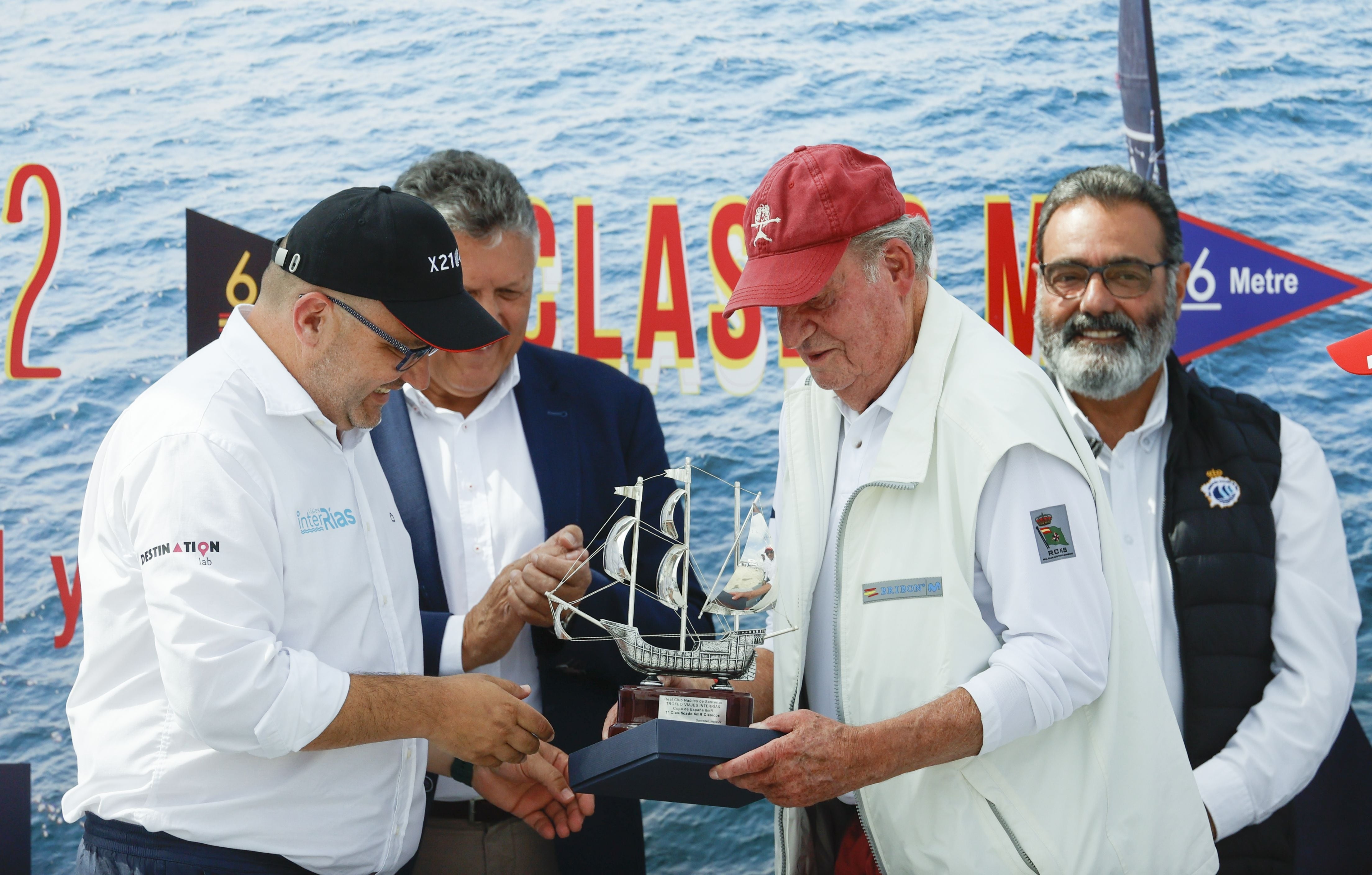 El rey emérito Juan Carlos I y la tripulación del barco &quot;Bribón 500&quot;, recogen el Trofeo Viajes InterRías tras la regata disputada este domingo en Sanxenxo.