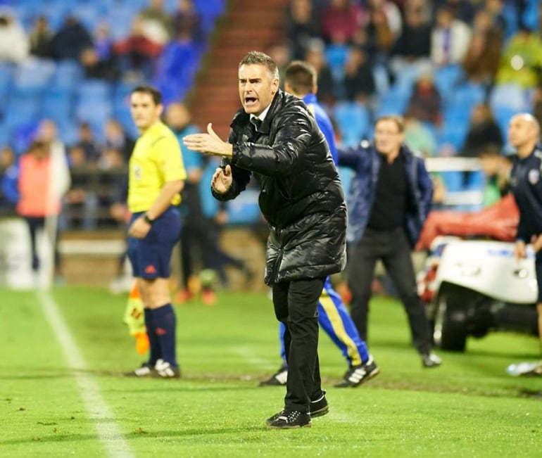 Lluis Carreras da instrucciones desde la banna en el partido ante el Huesca