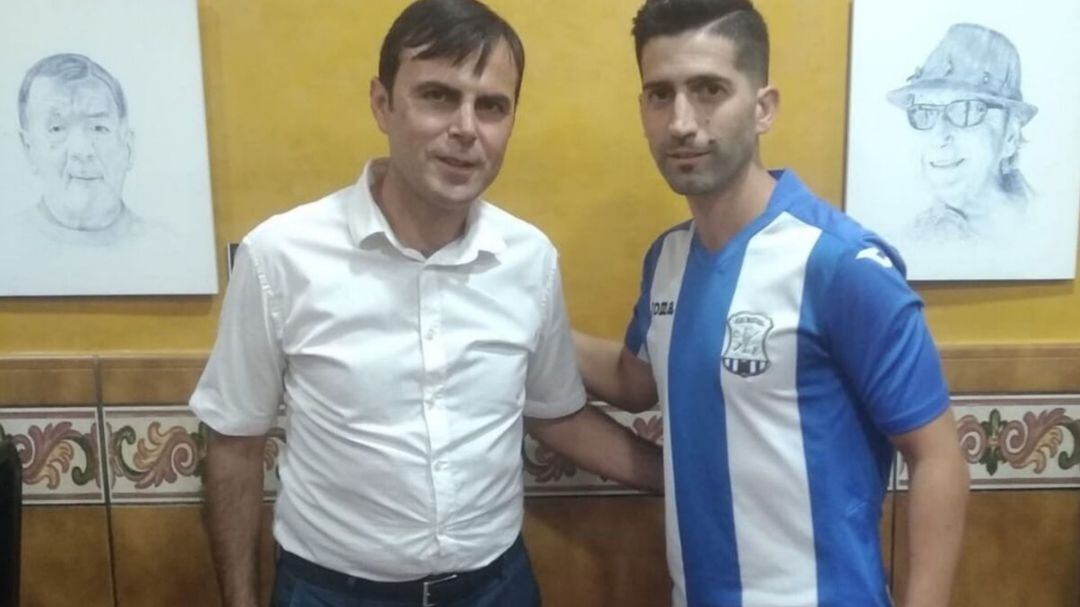 Pedro Garrido junto a David Narváez, uno de los jugadores que han dado positivo