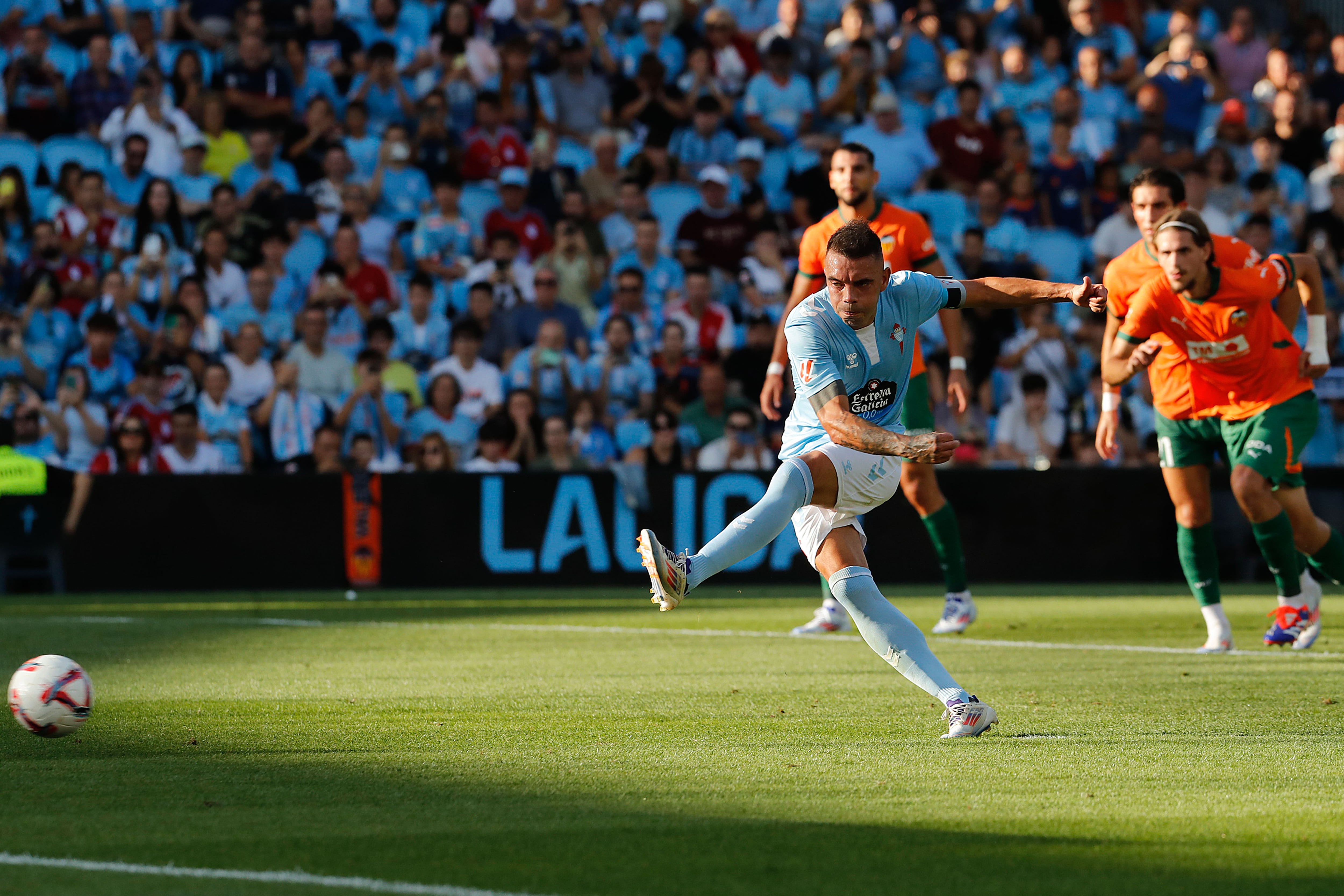 VIGO (PONTEVEDRA), 23/08/2024.- El delantero del Celta Iago Aspas falla un penalti, durante el partido de Liga en Primera División que Celta y Valencia CF disputan este viernes en el estadio de Balaídos, en Vigo. EFE/Salvador Sas
