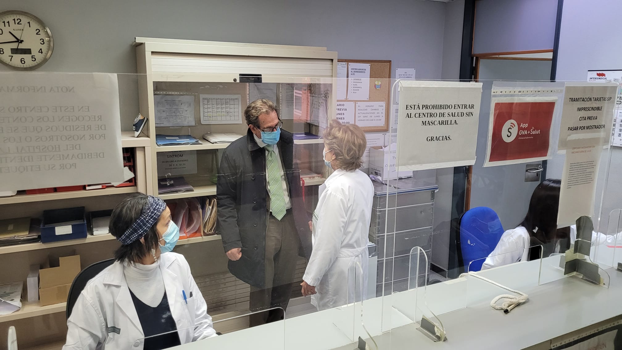 El conseller de Sanitat, Miguel Mínguez, durante su visita esta semana al centro de salud de Catarroja.