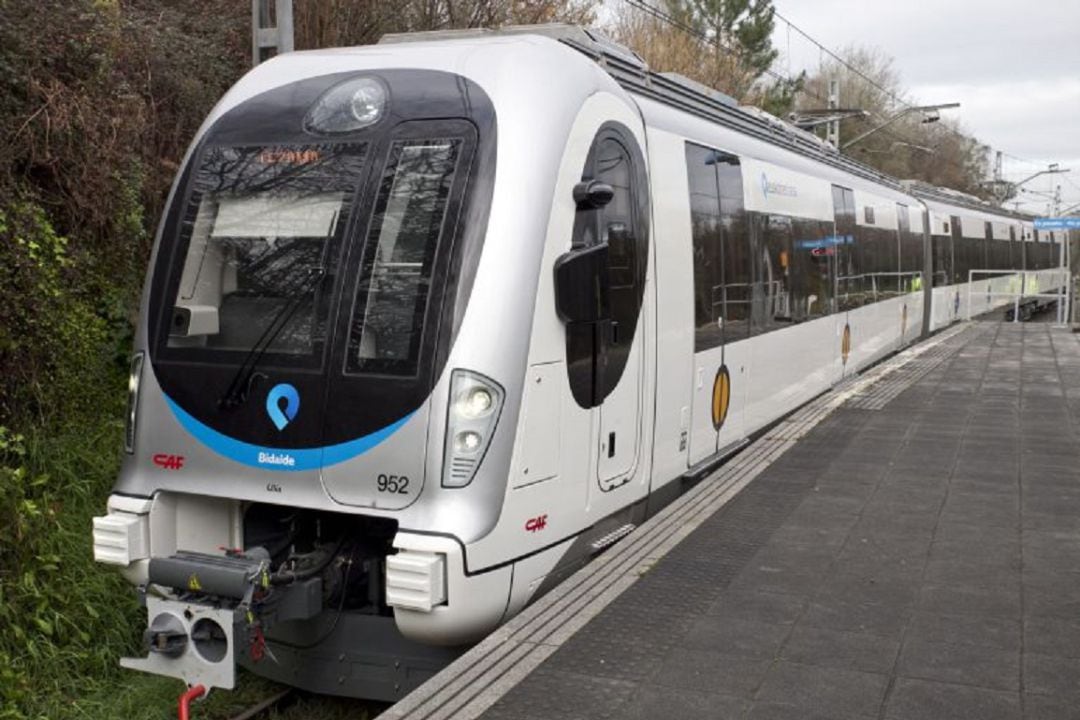 La Autoridad del Transporte de Euskadi (ATE) ha acordado que Metro Bilbao, la línea general de Euskotren, el tranvía de Vitoria, y los servicios de Tuvisa, Dbus y Bilbobus recuperen el 100% de su servicio en días laborables para mejorar en las horas punta las medidas de prevención de los usuarios frente al coronavirus