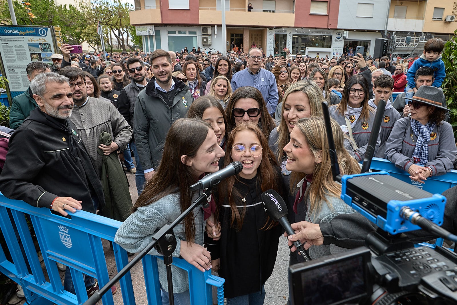 Las Falleras Mayores de Gandia y reinas del Grau y el Mosquit en la Mascletà del pasado 7 de marzo.