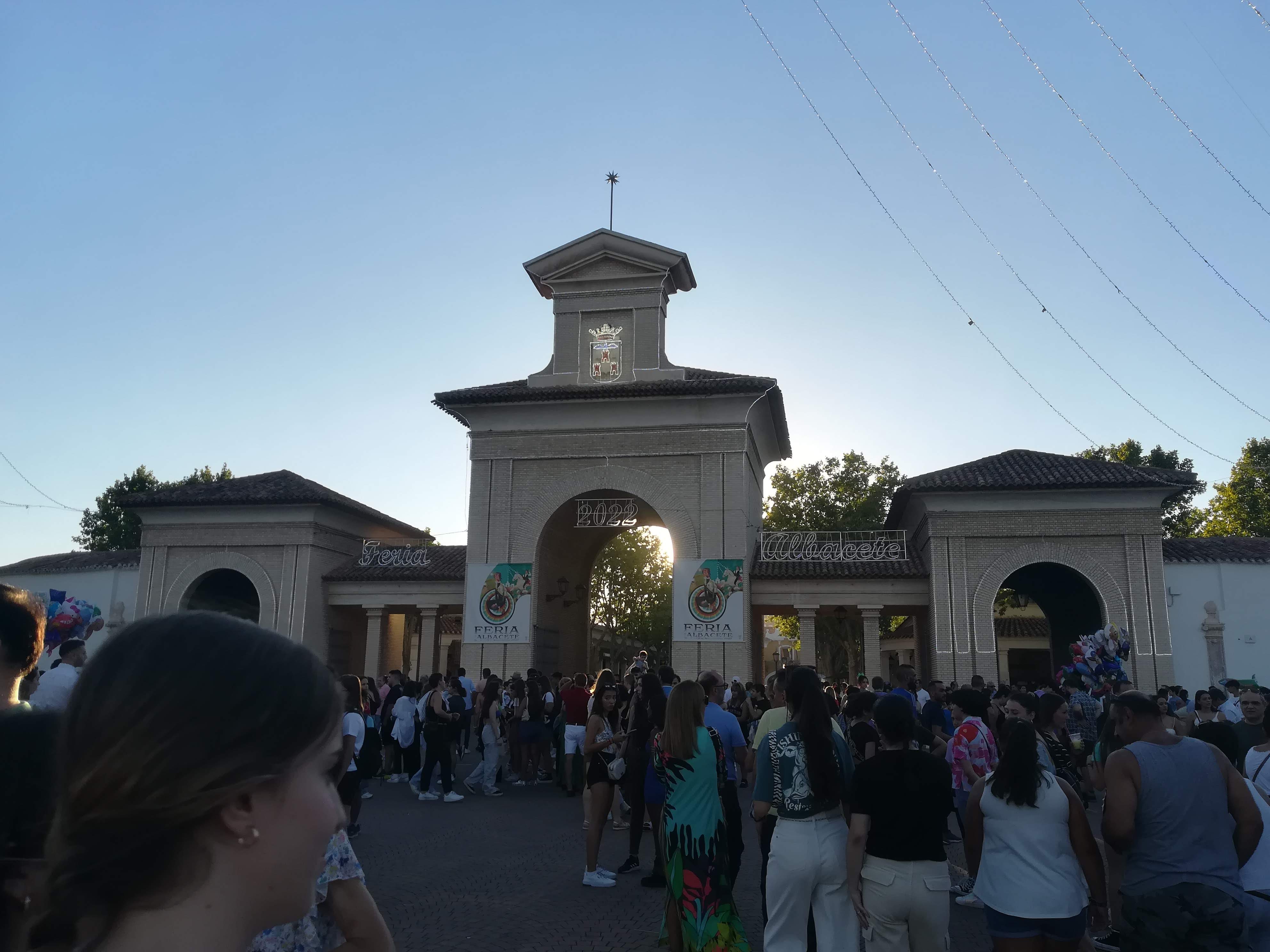 Tras dos años sin Feria, la Puerta de Hierros ha vuelto a abrir el recinto ferial de la feria más multitudinaria de Castilla-La Mancha