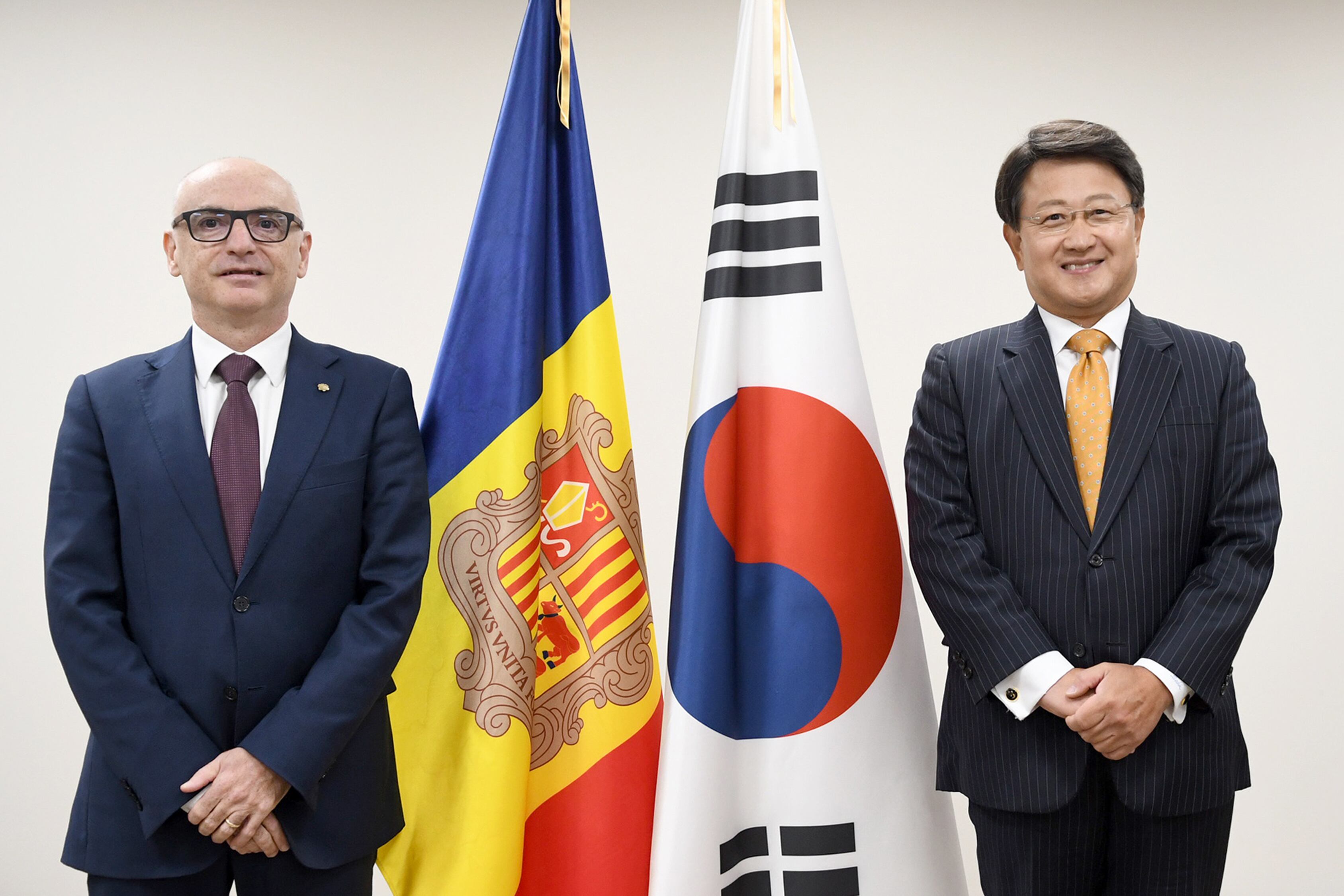 El ministre de Finances, Ramon Lladós, juntament amb l’Ambaixador extraordinari i plenipotenciari de la República de Corea del Sud a Andorra, Sahnghoon Bahk.