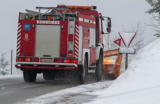 Una máquina quitanieves retiraba nieve acumulada el invierno pasado en Galicia