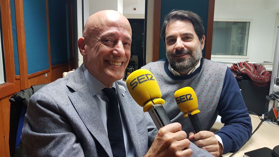 Javier Valladares y Román San Emeterio en el estudio de Radio Santander