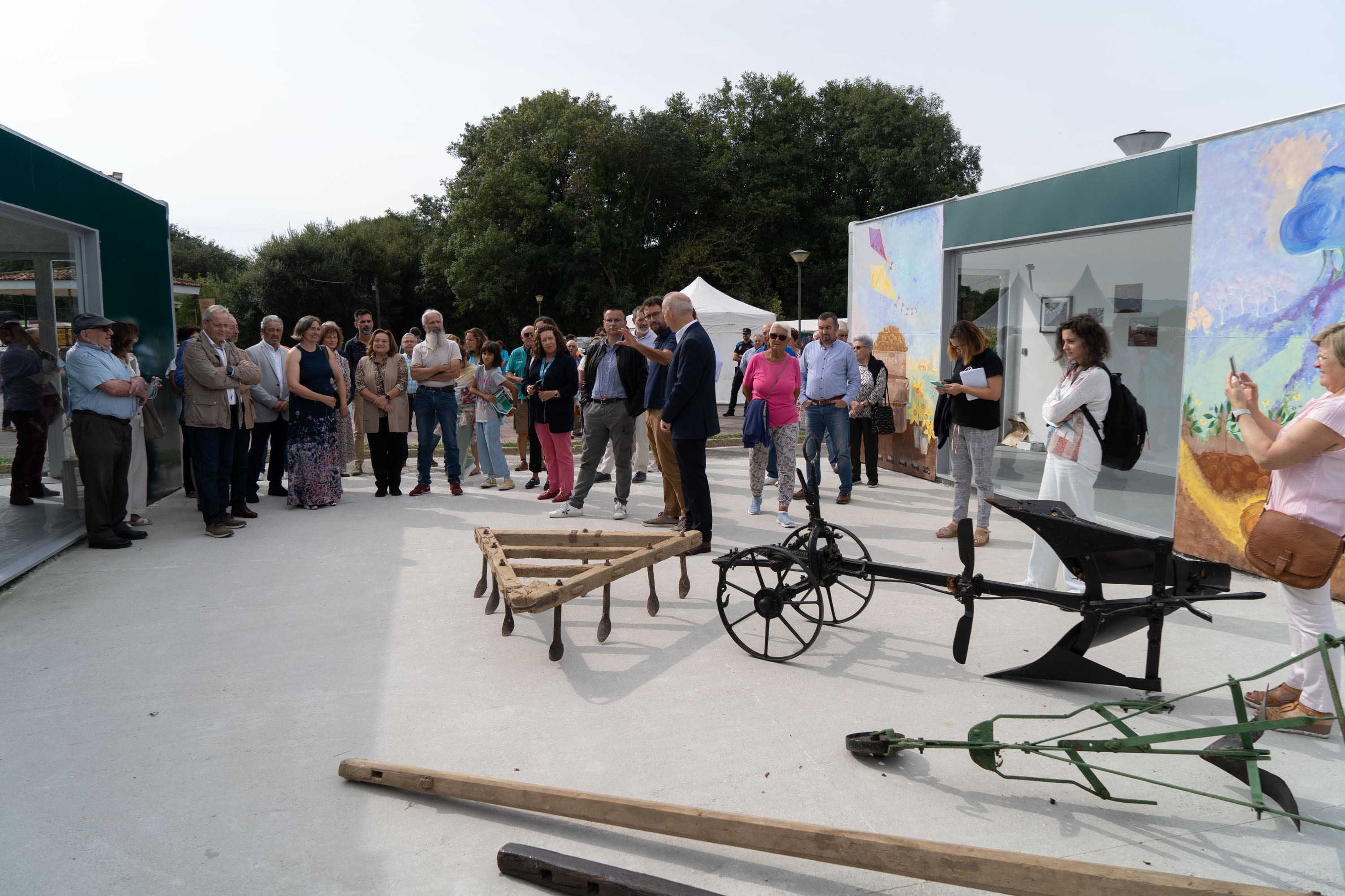 O conselleiro do Medio Rural, José González, acompañado do director xeral de Gandaría, Agricultura e Industrias Agroalimentarias, José Balseiros, participan na inauguración do Museo da Pataca.