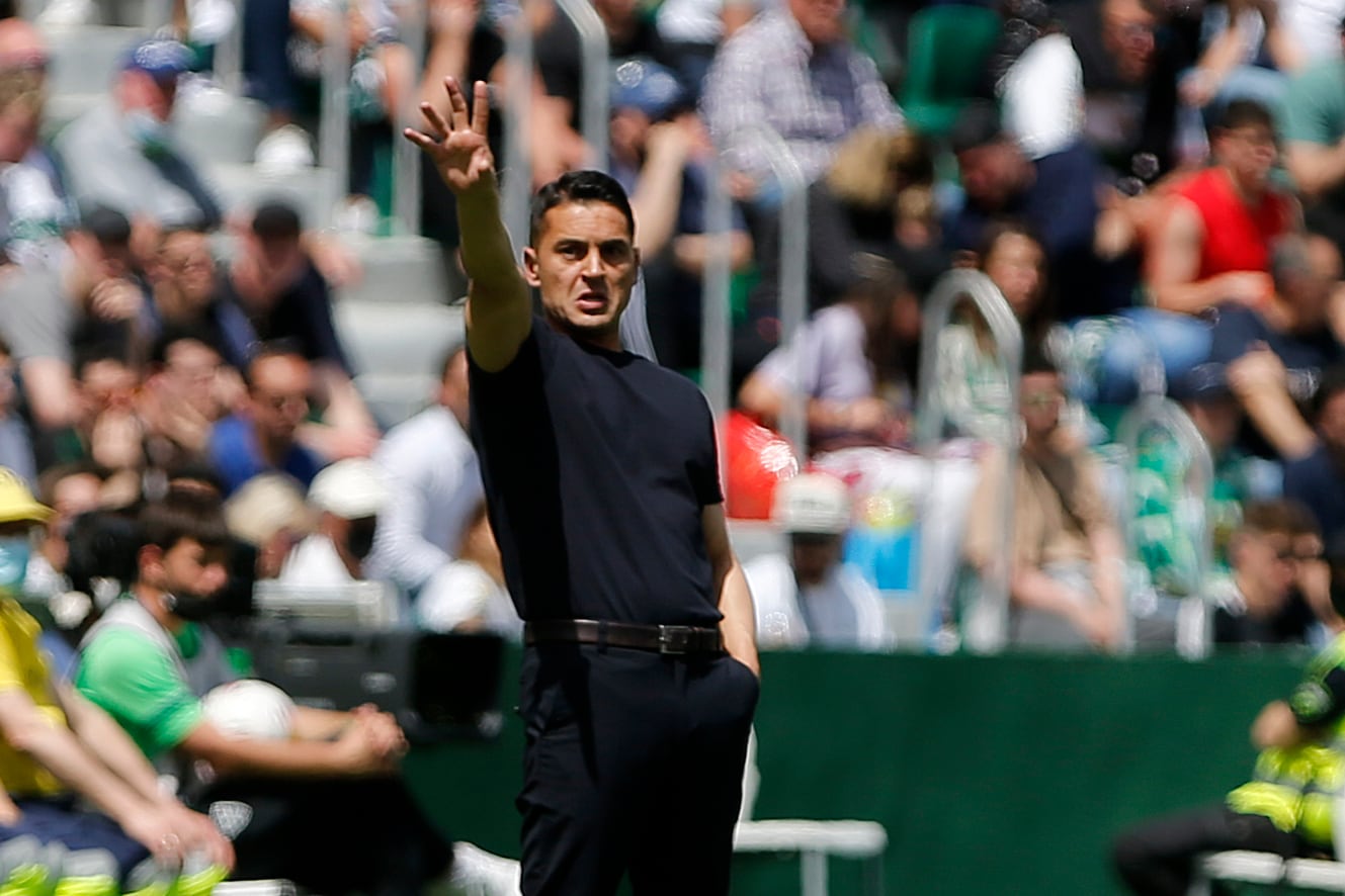 ELCHE, 16/04/2022.- El entrenador del Elche Francisco Rodríguez da instrucciones a sus jugadores contra el Mallorca durante el encuentro de la Jornada 32 de LaLiga Santander de fútbol disputado este sábado en el estadio Martínez Valero de Elche. EFE/Manuel Lorenzo