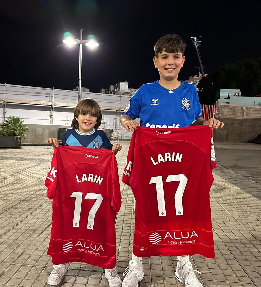 Los dos aficionados de CD Tenerife con las camisetas que les regaló Cyle Larin (RCD Mallorca).