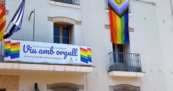 Bandera del Orgullo LGTBIQ+ colgada en la fachada del Ayuntamiento de Ondara, con motivo del 28 de junio.