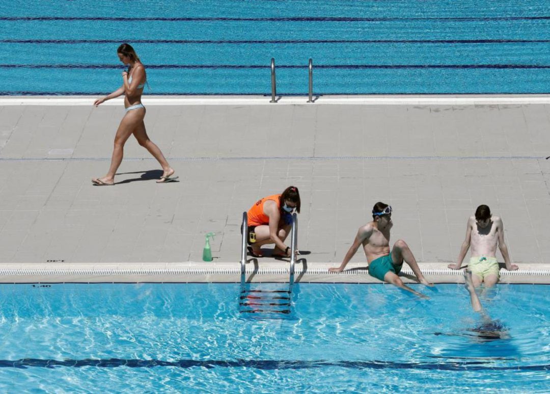 Los bañistas se refrescan en verano