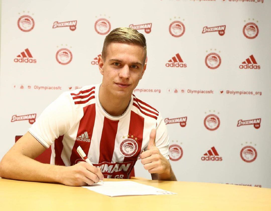 El serbio firma su contrato con el Olympiakos.