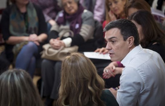 El secretario general del PSOE, Pedro Sánchez, durante la reunión que ha mantenido con colectivos y expertos en violencia de género.