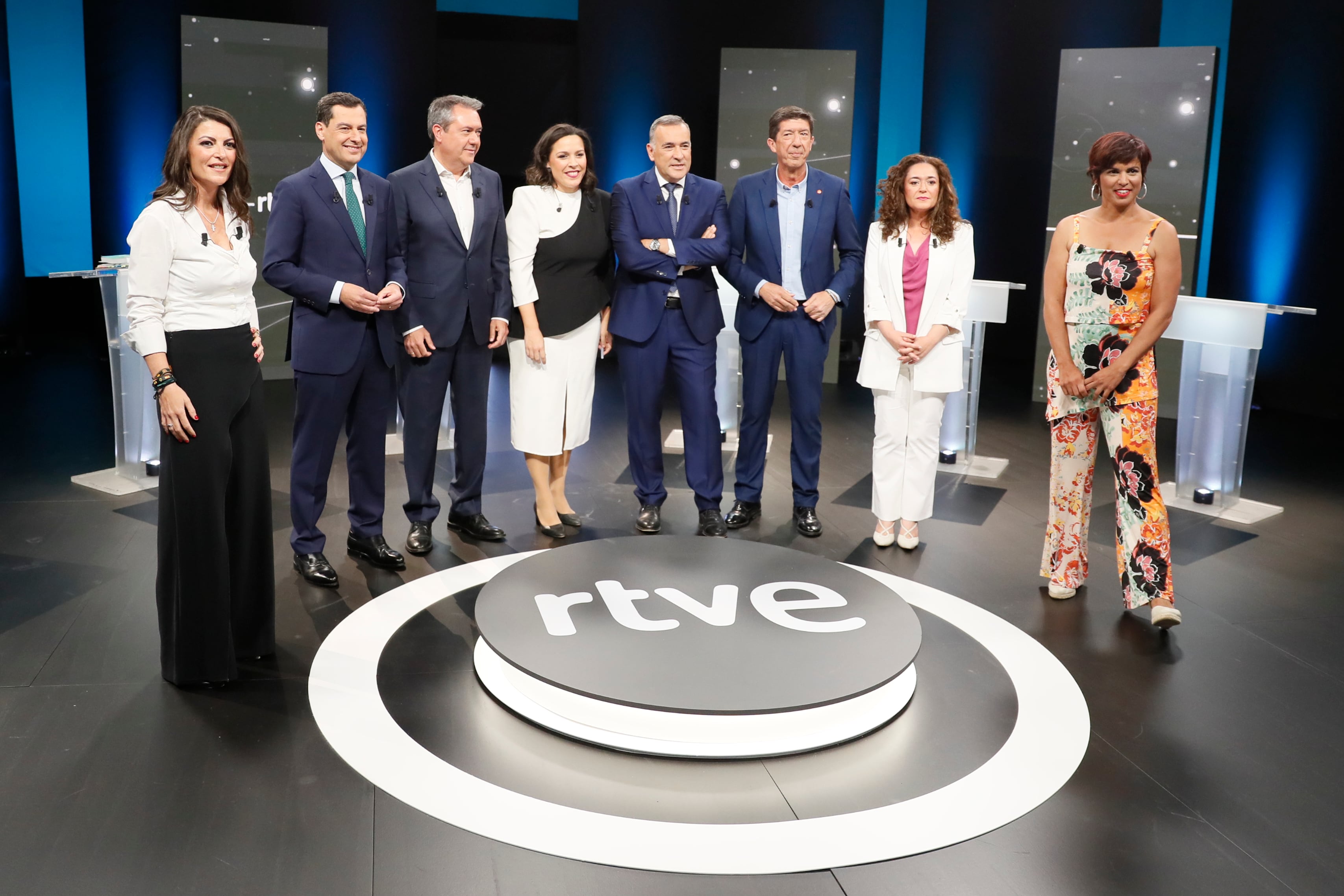 SEVILLA , 06/06/2022.- Los candidatos presidenciales posan durante el primer debate electoral de cara a las elecciones legislativas andaluzas que tiene lugar este lunes en Sevilla. EFE/ José Manuel Vidal
