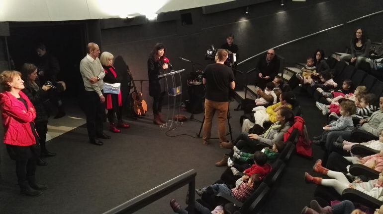 Presentación del programa para bebés en el planetario del Museo de la Ciencia