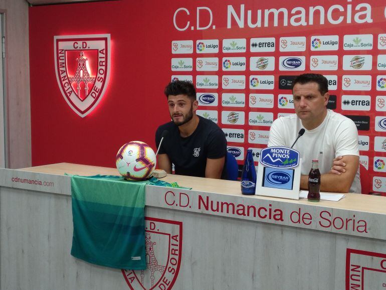 Juan Carlos, durante su presentación como nuevo jugador rojillo, junto a César Palacios.