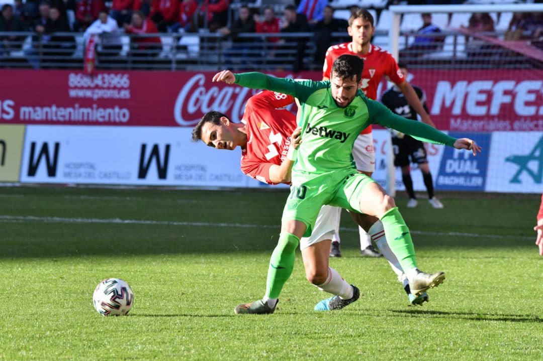 Oscar Arnáiz protege un balón durante la última eliminatoria copera en &#039;La Condomina&#039;.