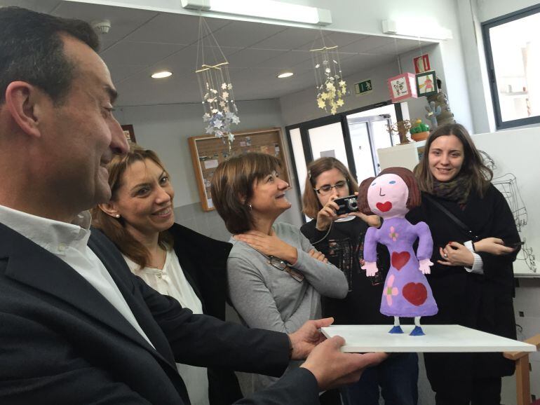 El alcalde y la concejala de Bienestar Social en el Centro Ocupacional Altabix