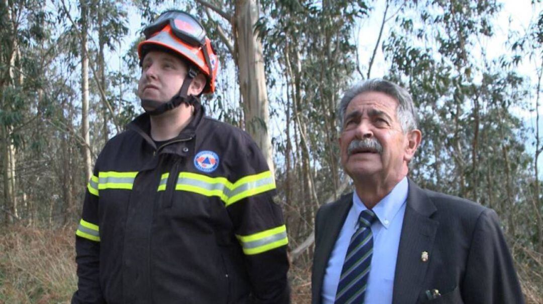 El voluntario junto al presidente de Cantabria en una imagen de archivo.