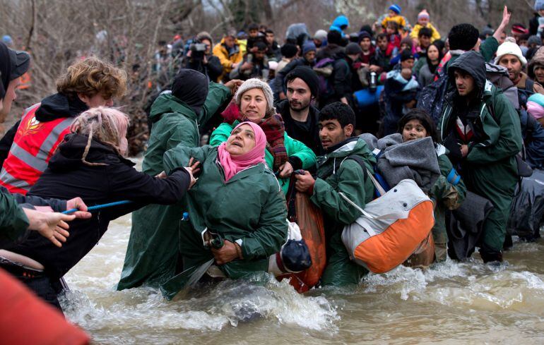 FOTOGALERÍA | Las imágenes de la huida de un millar de refugiados a través de un río