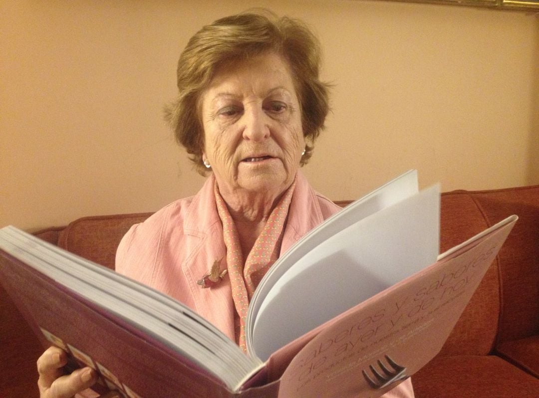 Ymelda Moreno, hojeando su último libro: &#039;Saberes y sabores de ayer y de hoy&#039;.