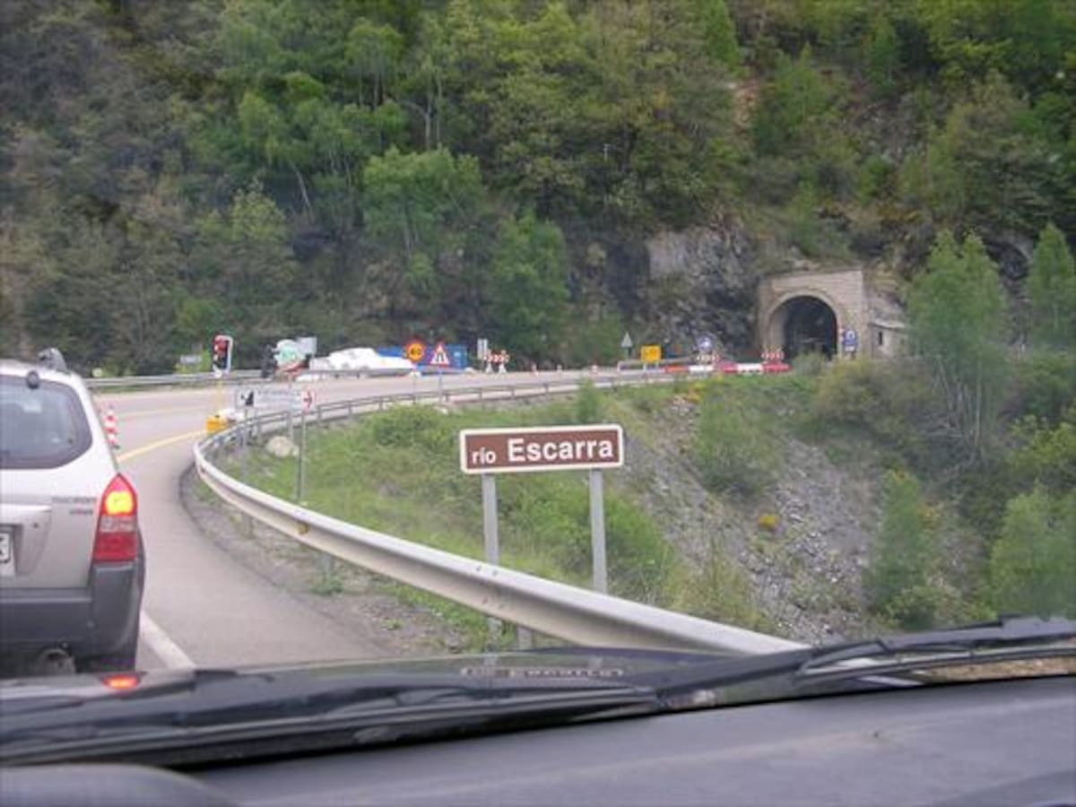 El túnel de Escarra cierra de noche este domingo y el lunes para asfaltar el firme de la A-136