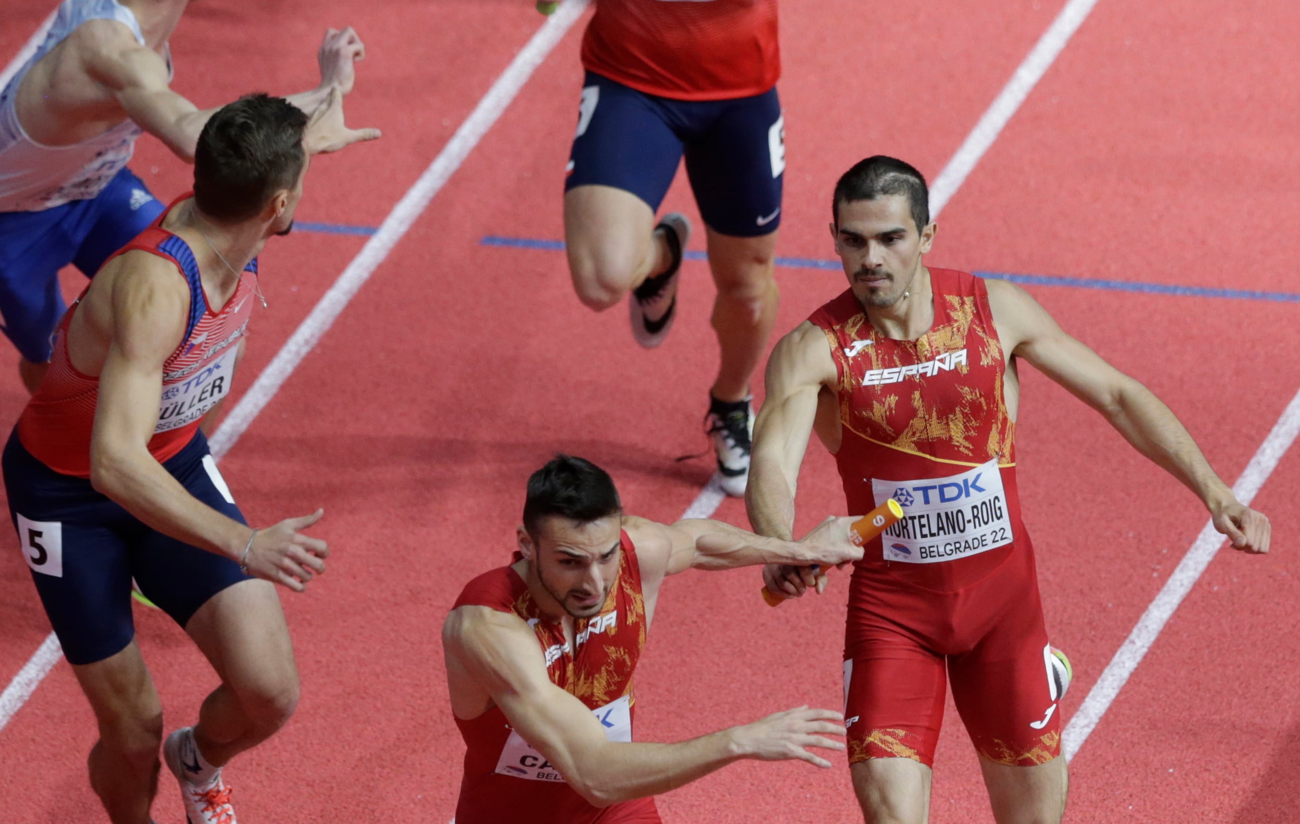 Bruno Hortelano y Inaki Canal, durante la final de 4x400 en Belgrado.