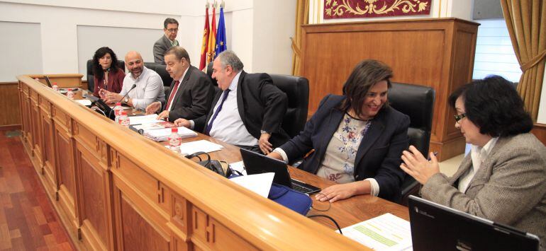 En la foto, miembros de la presidencia de las Cortes