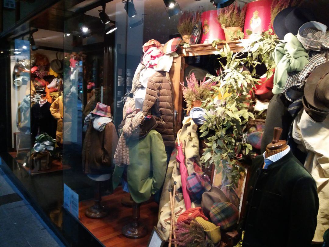 Escaparate de un comercio textil afectado, hasta hoy, por las últimas restricciones de apertura dictadas contra la pandemia