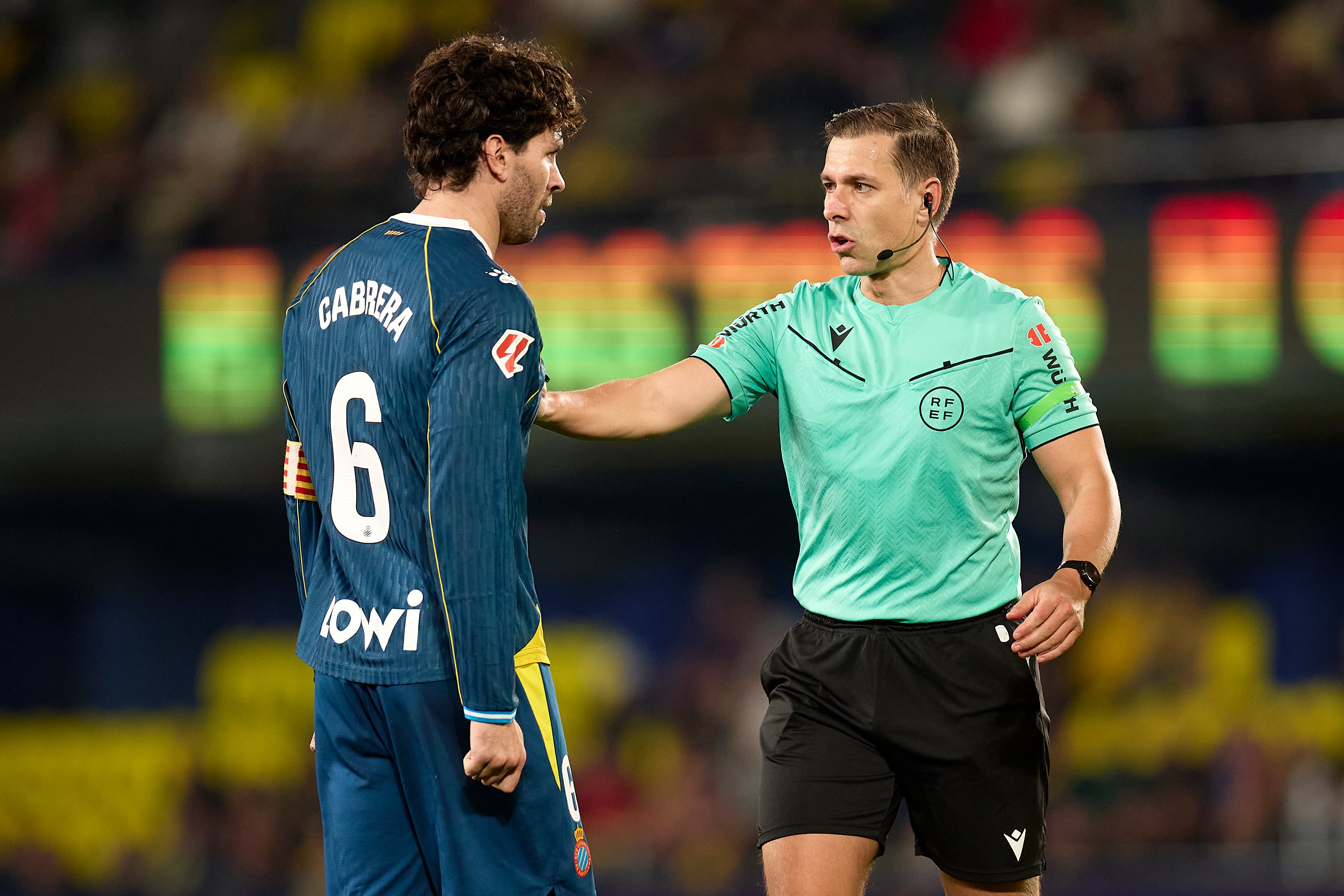 Leandro Cabrera quejándose de una acción frente al colegiado Cordero Vega