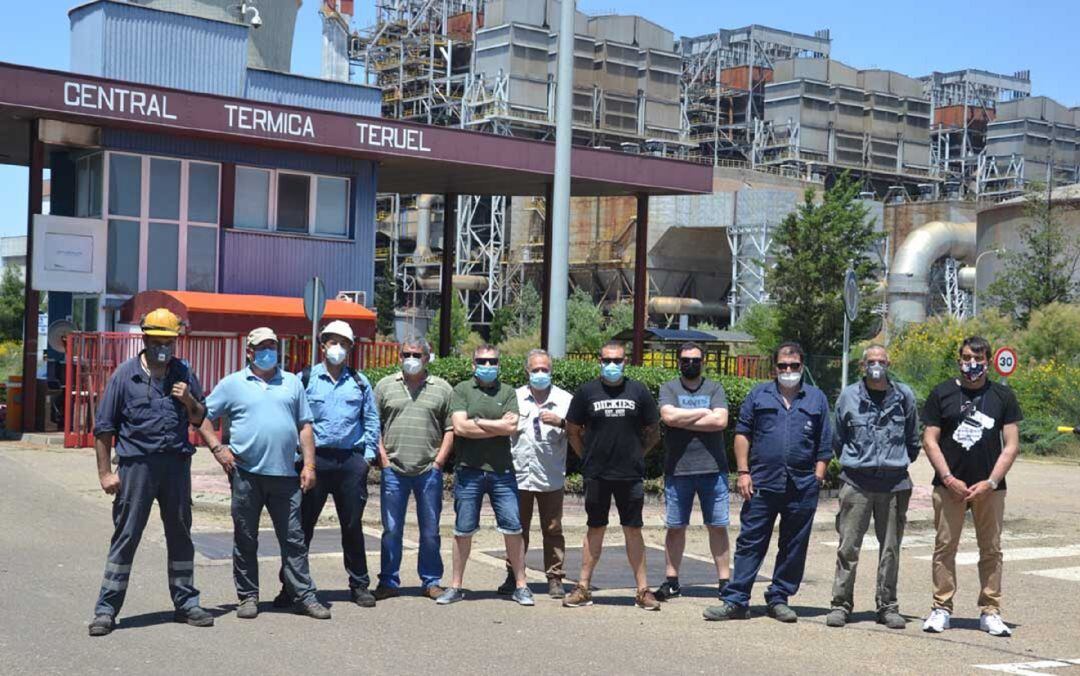 Trabajadores de la Central de Andorra este lunes 29 de junio en la puerta cuando terminó el turno de mañana.