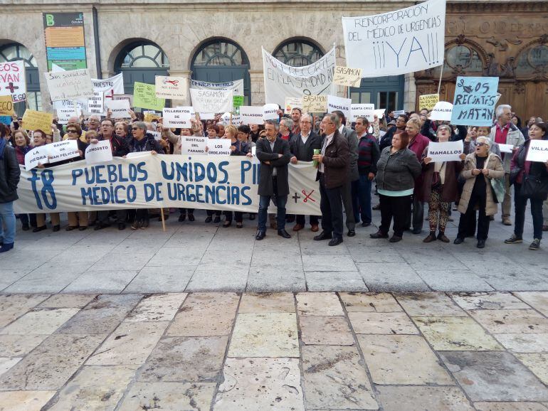 Vecinos de más de 70 pueblos del área de salud de Villadiego (Burgos) protestan contra el recorte de personal sanitario en la zona ante la Diputación provincial, a la llegada del consejero de Sanidad