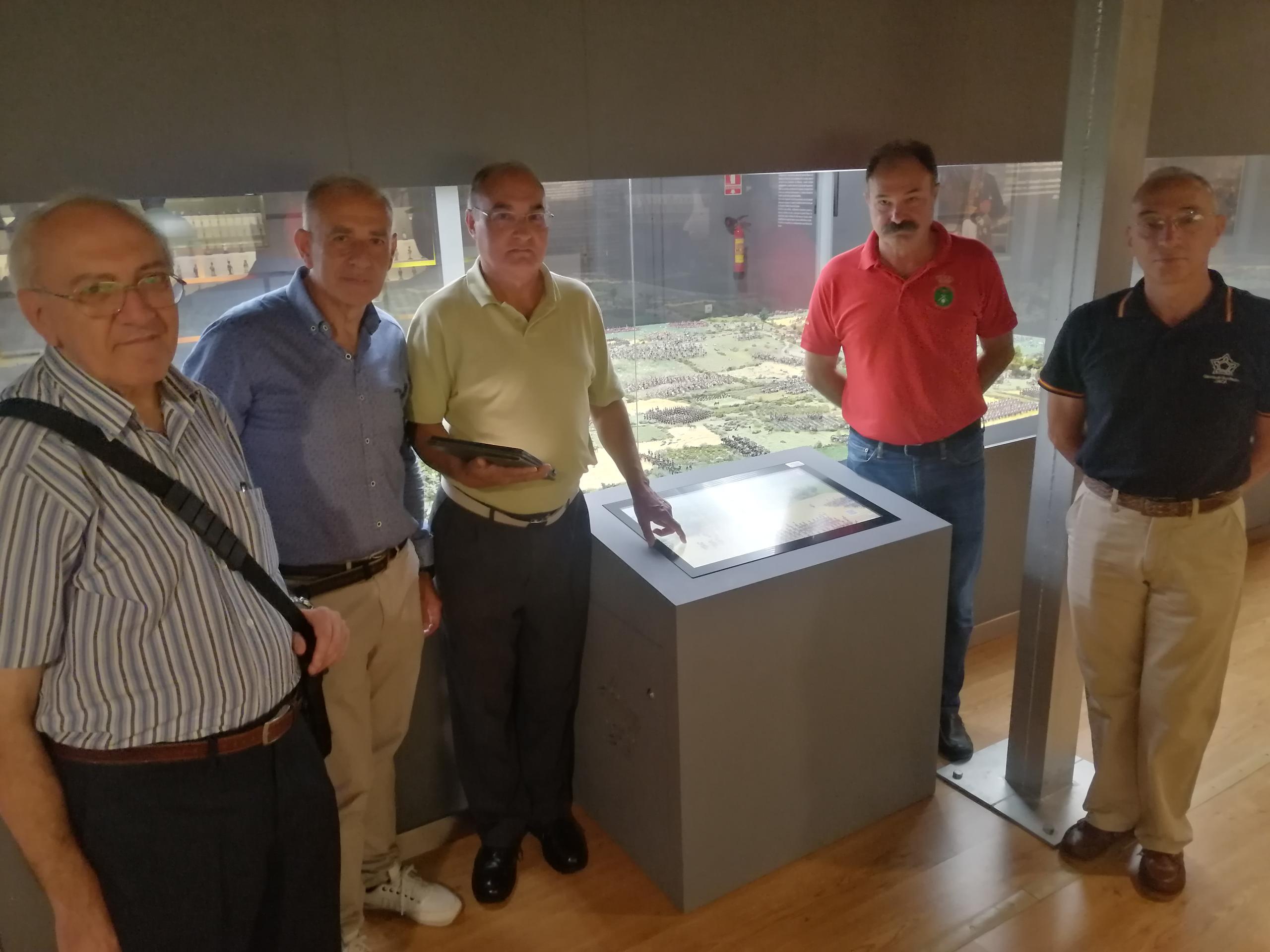 Responsables de la Ciudadela junto a los autores de la maqueta y de la visita interactiva