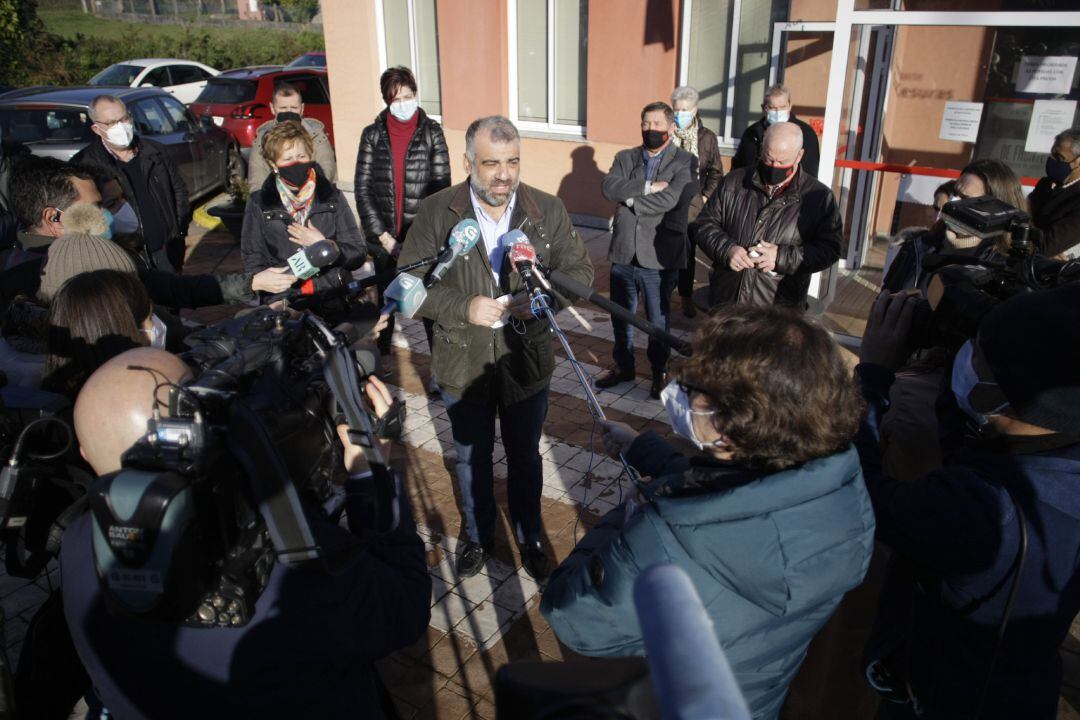 El alcalde de Oza - Cesuras, Pablo González ofrece declaraciones a los medios de comunicación después de los cinco minutos de silencio frente al Ayuntamiento del municipio 