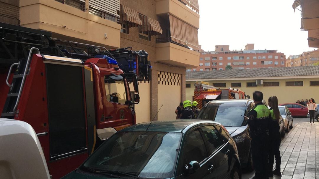 Actuación de los bomberos en el incendio de un ático en Alicante