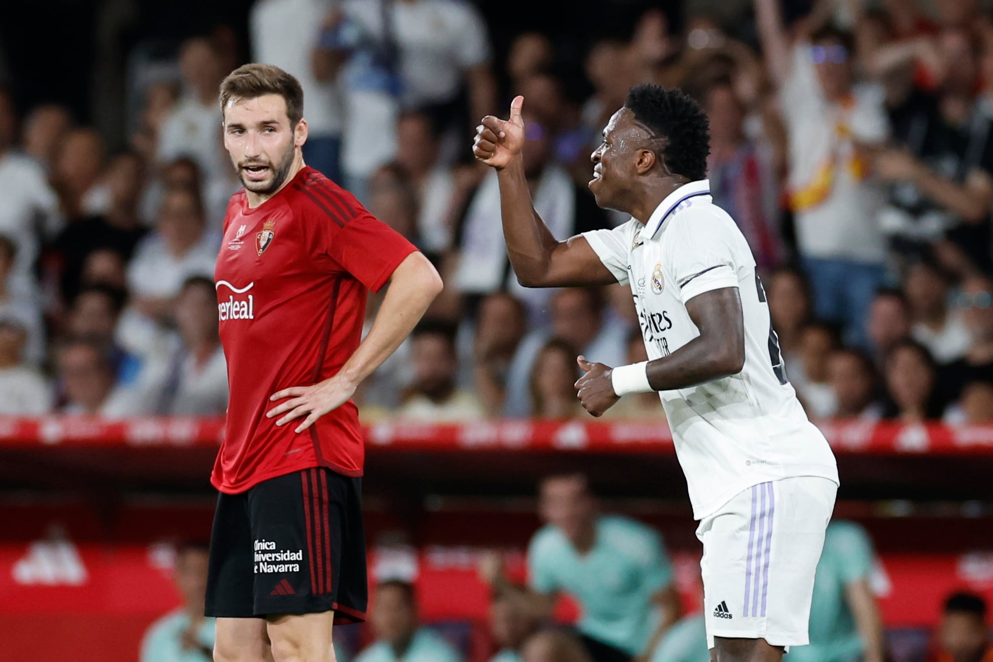 El delantero brasileño del Real Madrid, Vinicius Jr. y el defensa de Osasuna, David García, durante la final de Copa