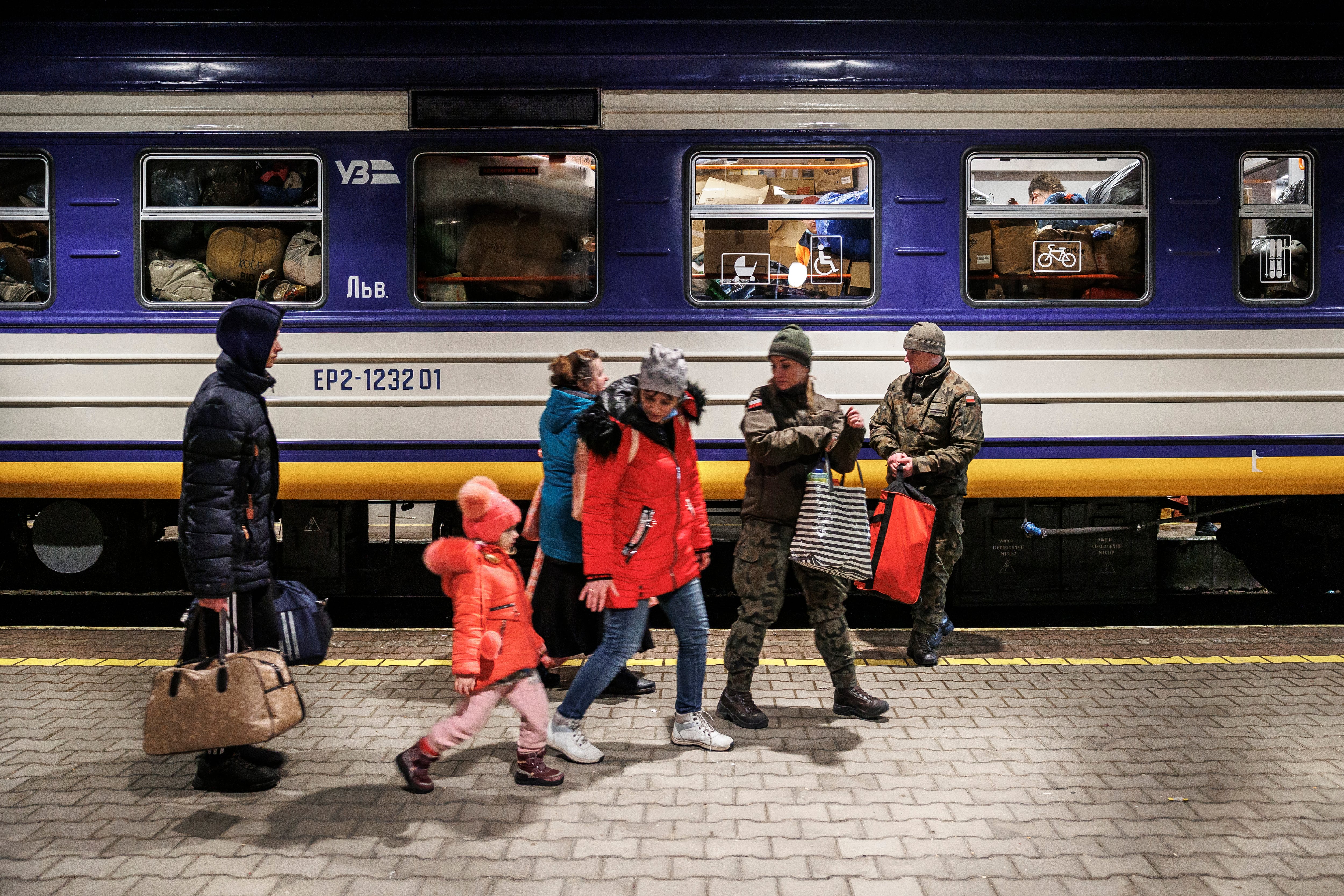 Refugiados ucranianos a su llegada este domingo a la estación de tren de tren de Przemsyl, en Polonia.