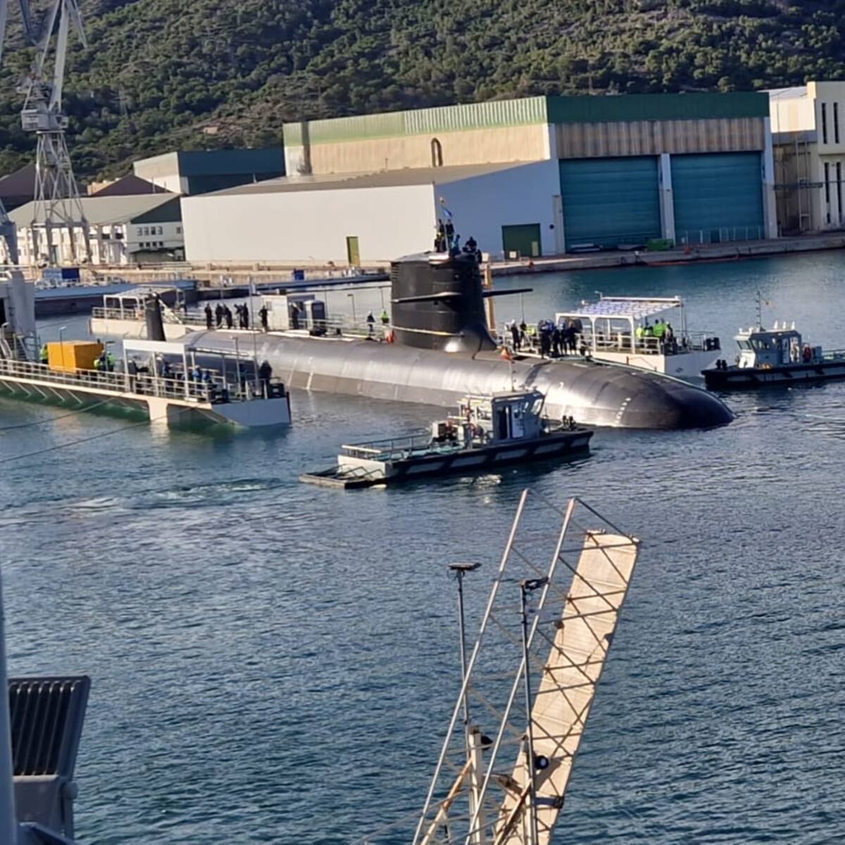 El submarino S-82 ‘Narciso Monturiol’ ya flota en Cartagena y encara sus primeras pruebas