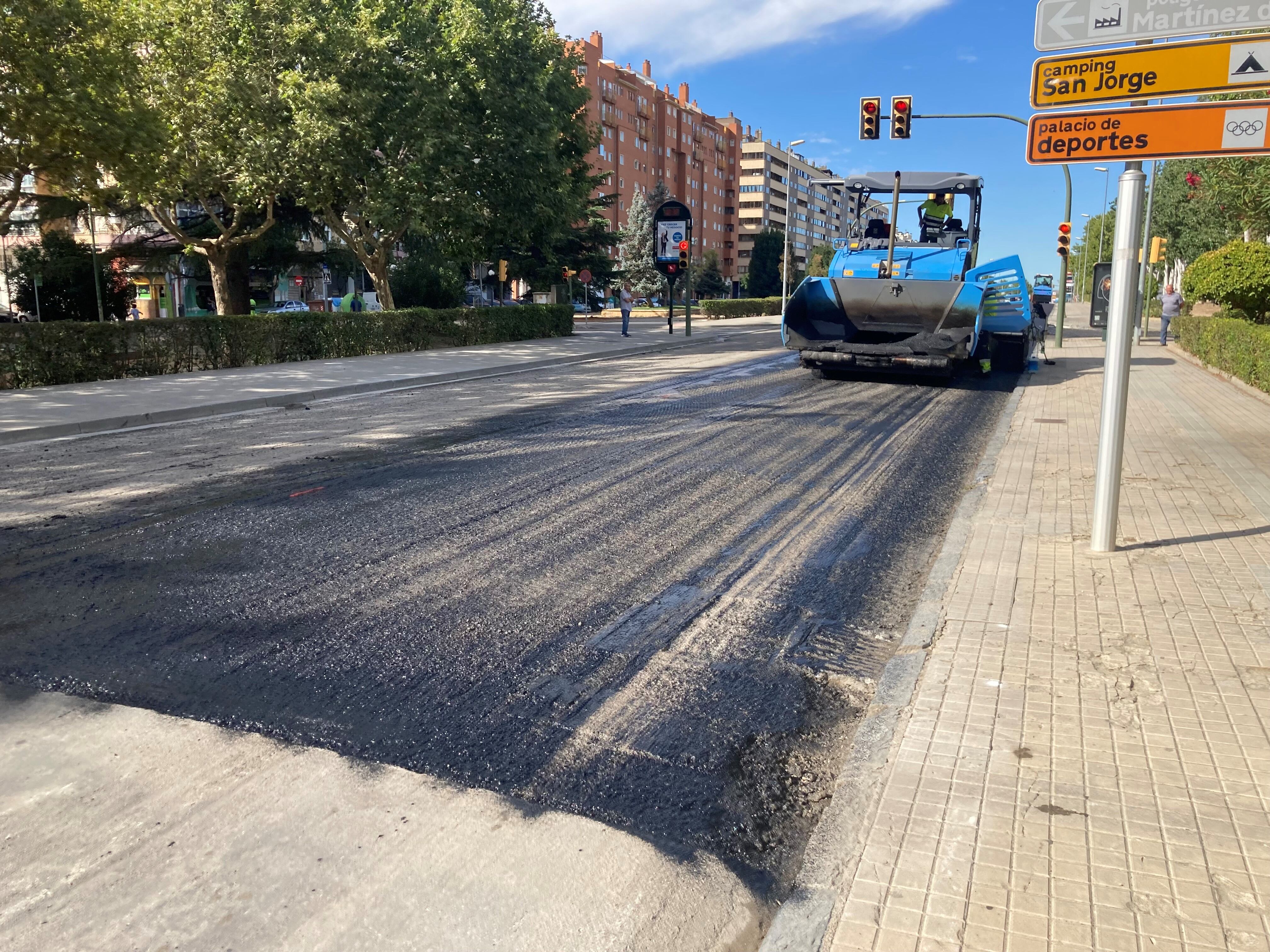 Labores de asfaltado en la ciudad de Huesca