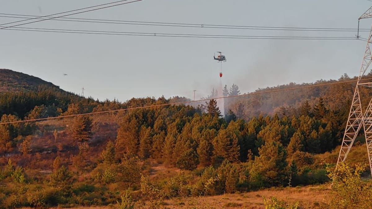 La intervención de cinco helicópteros reduce a dos hectáreas el incendio declarado en Montecastro