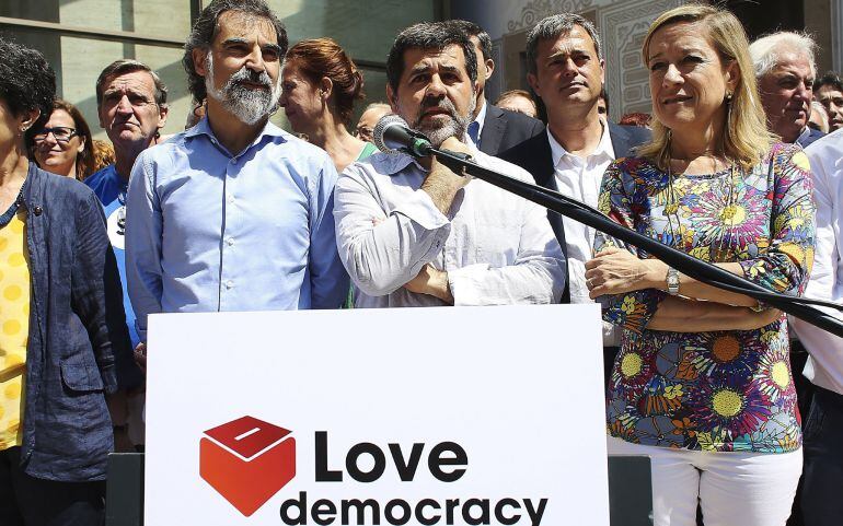 La presidenta de Asociación de Municipios por la Indepdencia (AMI), Neus Lloveras, el presidente de la Asamblea Nacional Catalana (ANC), Jordi Sánchez, y el presidente de Omnium cultural, Jordi Cuixart.